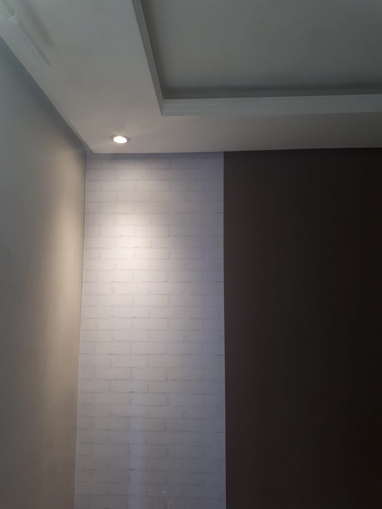 Aplicação Papel de parede tijolos brancos